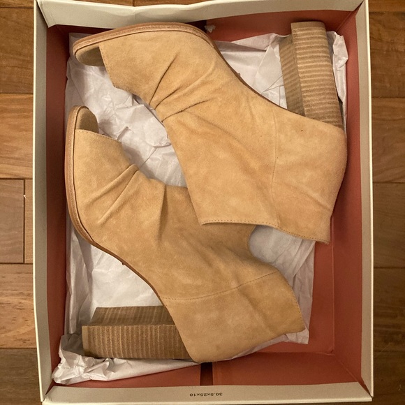 NWT! - Chinese Laundry | 42 Gold Loyalty Bootie - Picture 4 of 5
